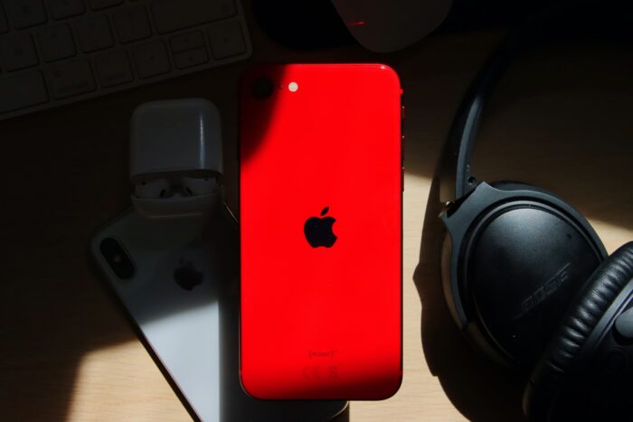 Firma Apple to dziś jedna z najpopularniejszych firm na świcie. Jej logo – nadgryzione jabłko rozpozna prawie każdy człowiek. Od lat jest ona także producentem rewolucyjnych telefonów z dotykowym wyświetlaczem. Jednym z flagowych produktów tego koncernu jest iPhone SE 2020. Poniżej 10 ciekawostek o tym modelu: