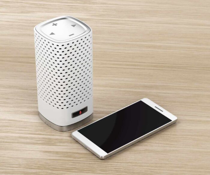 Inteligentny głośnik z wbudowanym wirtualnym asystentem i smartfonem na drewnianym tle